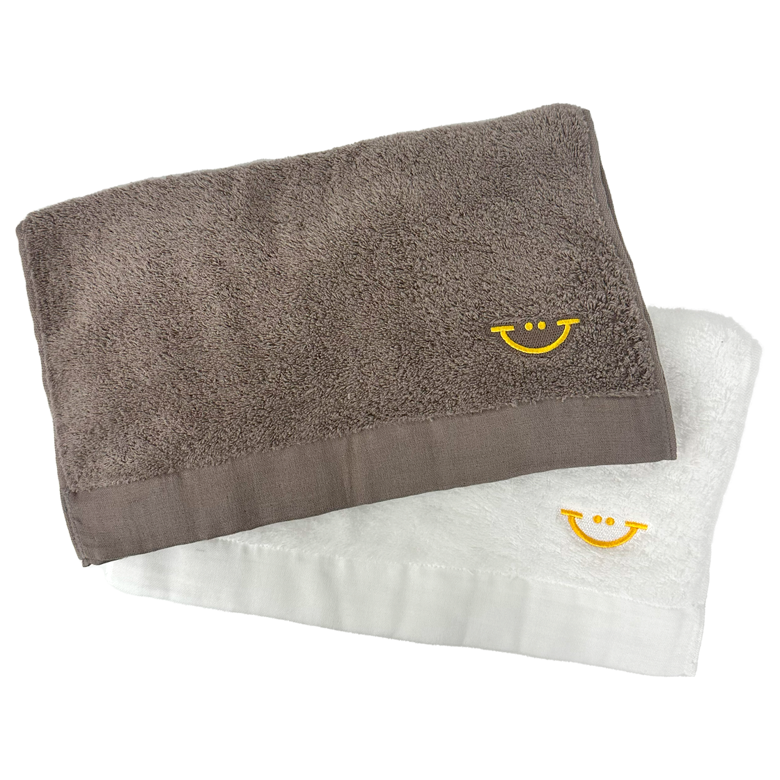 黄色のスマイル刺繍入りオリジナルタオル。ストーンとホワイト。