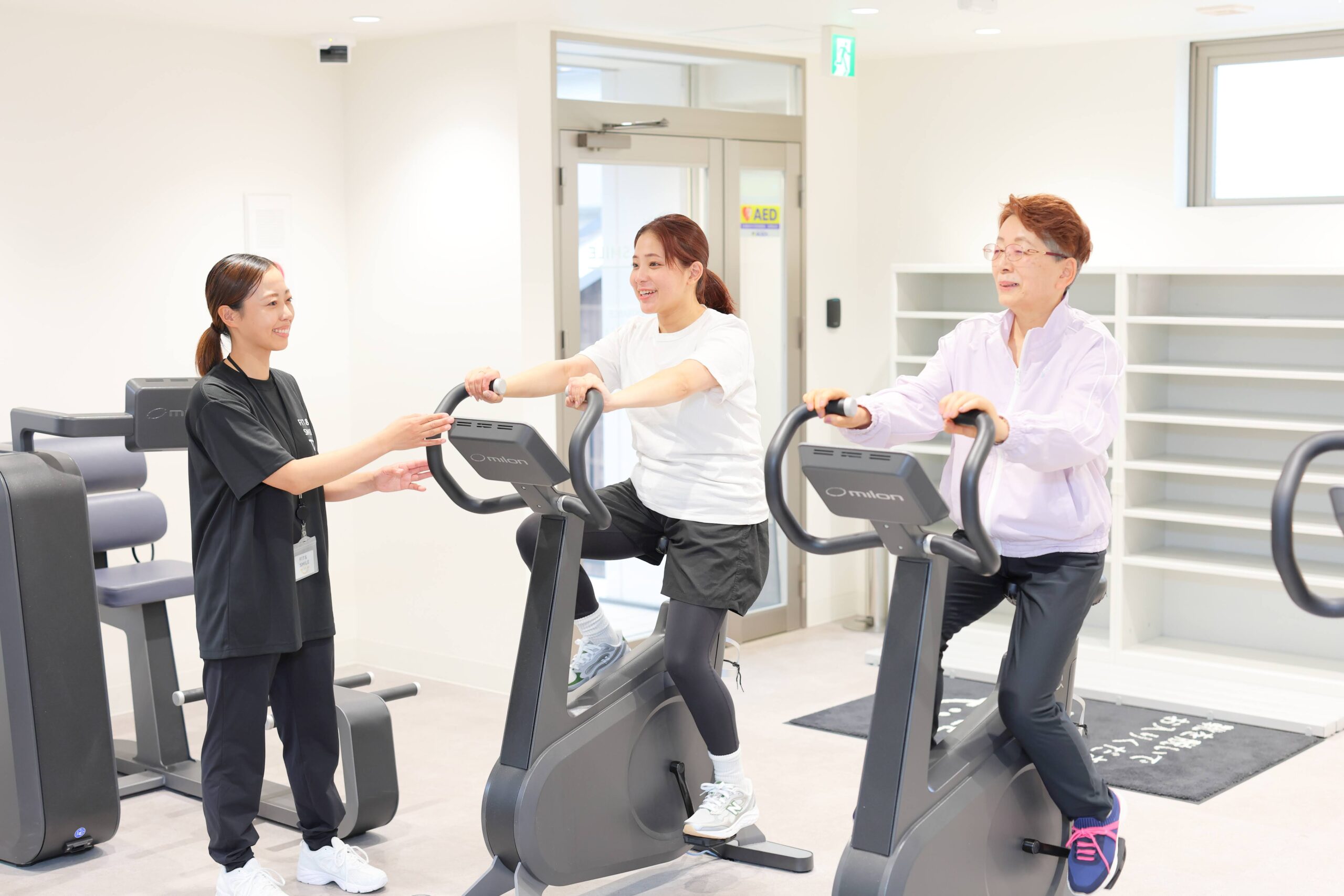 キャストのサポートを受けながら、milonで運動するFIT&SMILEの会員様